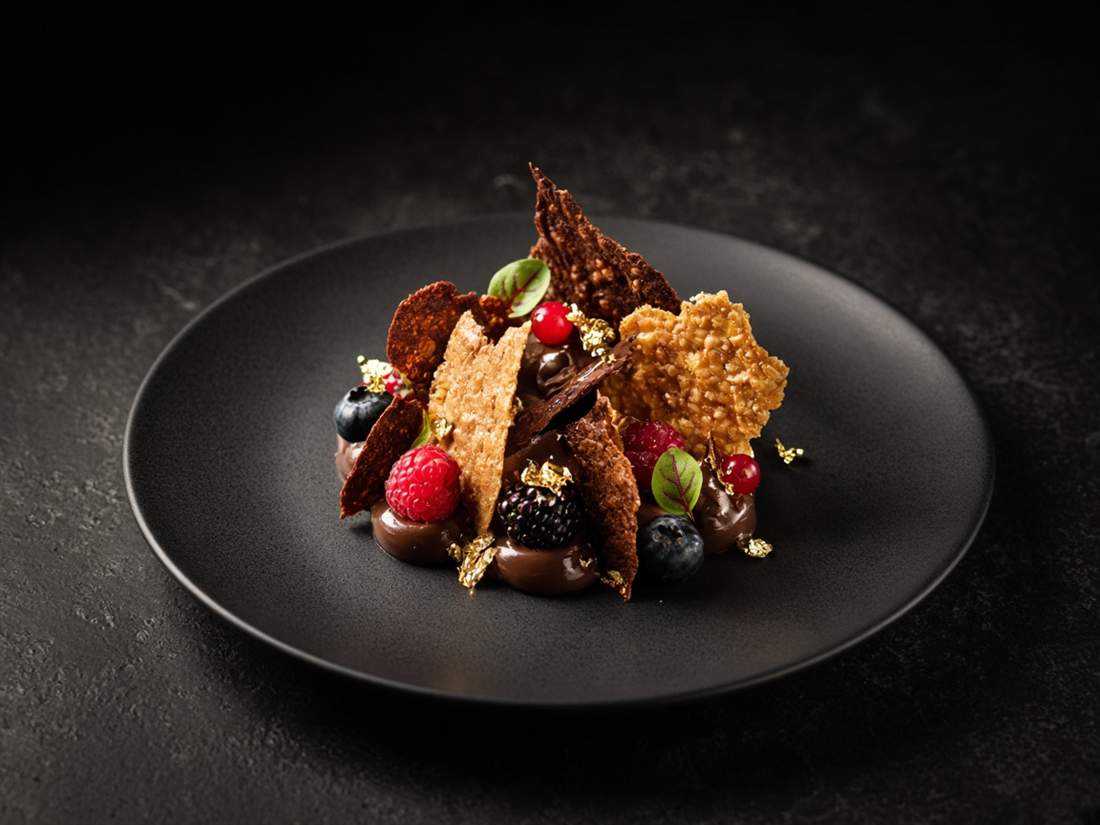Sobremesa de chocolate, frutos e lâminas crocantes